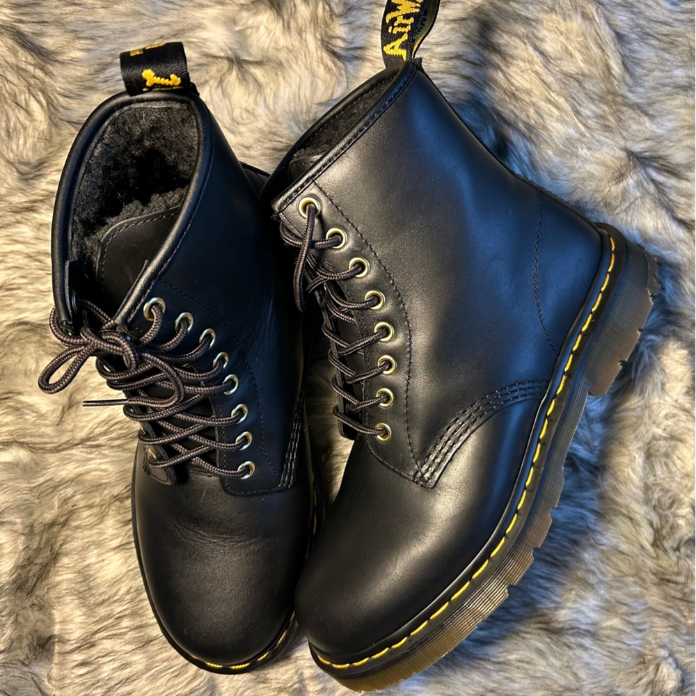 DOC MARTENS:AIRWAIR 1460 UNISEX Black Leather Lace-Up Boots, faux lining,NWOB